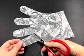 把一次性手套剪一剪，出差旅行带着太实用了，看了都要学起来