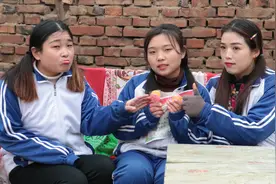 童年：小时候考试一百分小伙伴不服，满大街吆唤我，真是太坏了