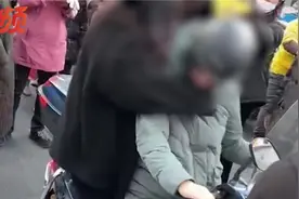 江苏一女孩疑因买新手机被拒当街对母亲动手，警方回应：已劝阻好视频封面