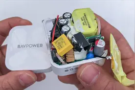 拆解：RAVPower 61W氮化镓充电器，黑科技GaN到底长啥样？视频封面