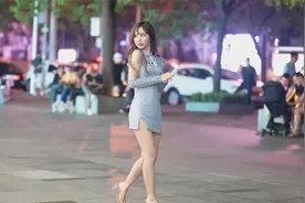 蓝色的连衣短裙，精致的款式，搭配水晶凉鞋，衬托身材