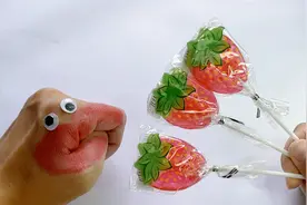 儿童零食，大嘴吃草莓棒棒糖，美味香甜，爱了，爱了#棒棒糖#零食视频封面