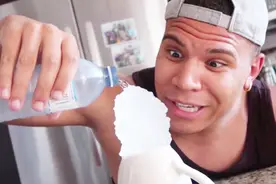 小伙在杯中倒入一瓶水，没想到瞬间结冰了！这到底是什么原理？