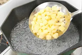 土豆切成丁倒入开水中，我家一周吃6次，简单营养，又香又下饭