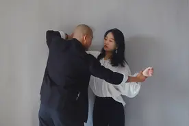 女生再不用怕被色狼强吻，用这几招，色狼直接被制服了