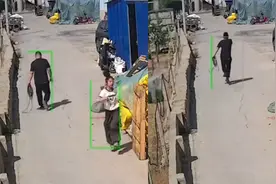 女孩迎面蹦蹦跳跳走来，瞬间让路过的男子心情大好：快乐真会传染视频封面