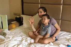 美国夫妇收养4个孤儿，从此命运发生翻天覆地的变化视频封面