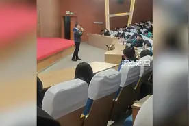 小猫闯进200多人课堂讲台上伸懒腰 同学：有时还会去男生宿舍查寝视频封面