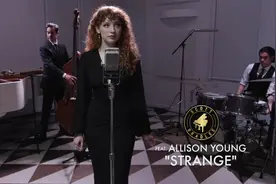 Allison Young以爵士风翻唱美国女歌手Patsy Cline曲目Strange视频封面