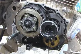 摩托三轮拉重货起步  突然不走了  变速箱有糊味  原来是这里坏了视频封面