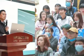 河南一高校举办免费午餐讲座，校长：有吃又有学，省时高效