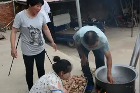 新锅怎样开才不生锈？农村姑娘教您一招，从此铁锅不生锈。超实用视频封面