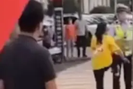行拘十日！山西一女子拒不配合执法，当街连续推搡蹬踹民警被制服视频封面