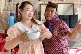 短剧：小芳给姥姥过80大寿，自制桃罐头给姥姥做礼物，小芳好懂事