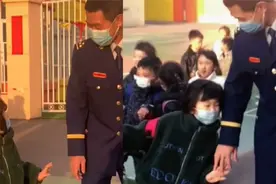 消防员接女儿放学 想牵手娃却“六亲不认”反复哭着甩开 真相心酸视频封面