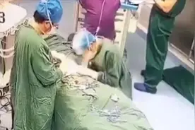 监拍：因长时间疲劳工作 年轻医生突然晕倒在手术台 吓坏一旁同事
