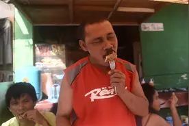 纪录片：菲律宾贫民窟的穷人，花2块钱买富人啃过的鸡骨头吃视频封面