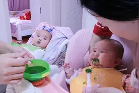 5个月双胞胎第一次吃青菜泥，宝宝表情痛苦，喷的满屏幕都是绿色视频封面
