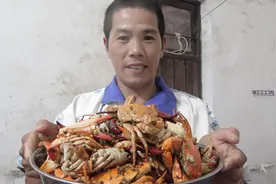 小池把抓回来石头蟹都不卖，用辣椒煮一大锅，孩子们吃得很开心