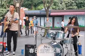 小姐姐顶着高温街头打鼓！大路翻唱张宇《用心良苦》