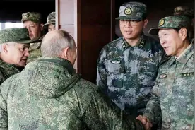 魏凤和率团赴俄观摩军演 解放军新式迷彩服这么不经意间曝光了视频封面