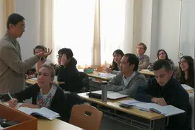 直击国际母语日——外国留学生汉语课上撒狗粮视频封面