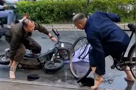 俩大爷雨天骑车相撞同时用“脚刹漂移”，看到脚上拖鞋，网友乐翻视频封面