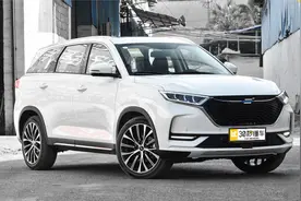 7.77万起长安欧尚X7上市 XC40轿跑渲染图曝光|情报局。视频封面