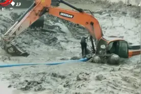 “挖机水塘里‘趴窝’ 救援无果求脱身”后续：被困挖机露出水面视频封面