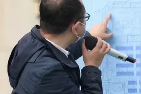 规自委拿出规划图，对绿地跟车位做出解释，是公共区域丨向前一步视频封面