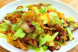 包菜炒粉丝我家喜欢这样做，加点腊肉进去一起炒，除了香就是下饭视频封面