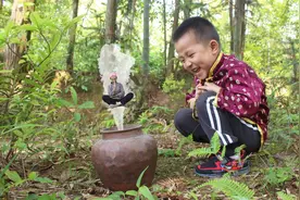 小孩采蘑菇捡到一个罐子，罐子里住着神仙，可以实现小孩3个愿望视频封面