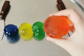 这样炒冰淇淋太好玩了！QQ弹弹的果冻球淋上酸奶狂剁，超过瘾视频封面