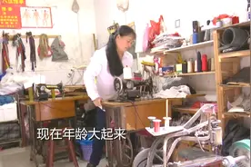 靠缝补衣物贴补家用，坚强母子相依为命，互相照顾视频封面