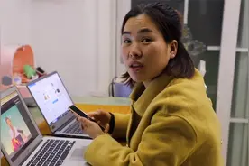 梅子参加二级教师评选，深夜不睡觉抱着俩电脑学习，越努力越幸福视频封面