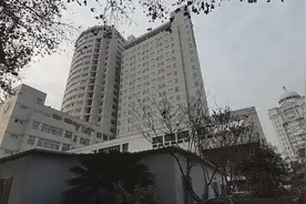 武汉同济医院每天数辆运钞车待命，日流水过亿，连银行都甘拜下风视频封面