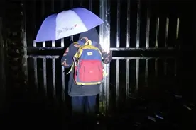 励志！男孩放学后冒雨找老师补课至天黑 支教老师：孩子读书不易视频封面