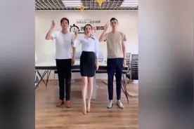 满级人类：伴郎帮伴娘，戴胸花，却被漂亮的伴娘调戏视频封面