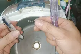 电饭煲开盖按钮坏了关不上怎么办，教你如何更换，自己学会不求人视频封面