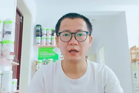 判断喝水够不够的标准就是，看你每天小便的次数！不足就再喝点水