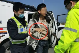 狠人！男子春节熬夜打牌驾车时四肢发麻，躺高速路上妻子为其按摩视频封面