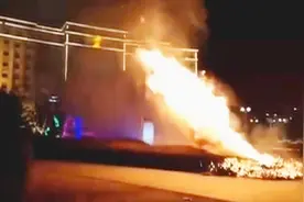 玩大了！求个婚容易么？这个小伙求婚放烟花 结果把绿化带点燃了视频封面