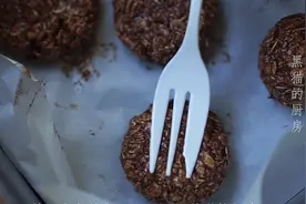 2勺燕麦1勺花生酱做成低脂燕麦饼，减脂期的小零食，吃对了也能瘦