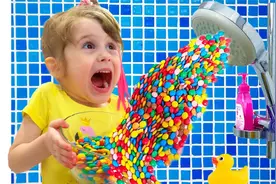 外国小女孩，宝贝有一个神奇的水龙头，竟然会流出很多的彩虹糖~视频封面