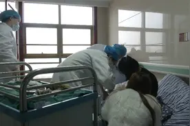 女童尿湿后家人用电吹风对着屁屁吹，随后发生的事让全家人心疼视频封面