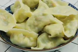 大蒜包饺子，没想到这么好吃，比肉馅的还香，老公隔三差五点名吃