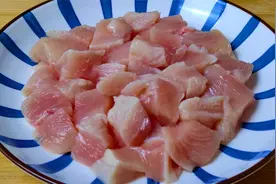鸡胸肉去腥别放料酒了，教你一招，不腥不柴，鲜嫩好吃又入味