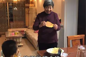 儿媳在抖音学做电饭煲蛋糕，蛋清打发50分钟不成形，气得做成大饼视频封面