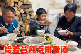 老爸的手受伤了，老男孩给他炖点排骨汤，小侄女长大了懂事多了视频封面