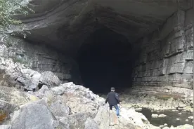 小伙探索特大山洞，一条河水长年往里流，却永远流不满，水去哪了